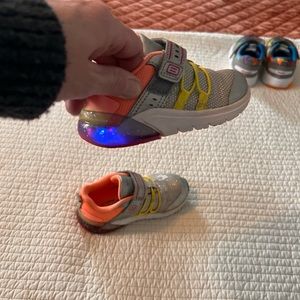 Toddler 7.5 W “light up”Saucony sneakers in GUC